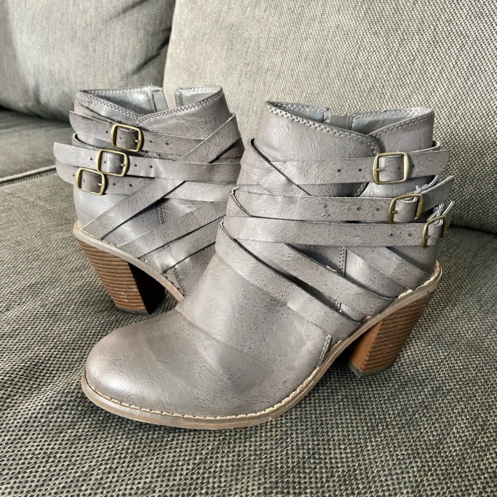 NWOT JG Women’s ankle boots 9